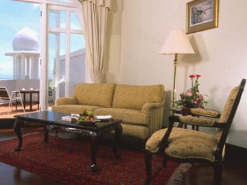 E O Hotel Premier Suites