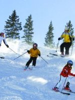 Family-skiing-holiday1
